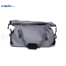 Большой удобный водонепроницаемый рюкзак, подходящий для путешествий или походов или водных видов спорта для зрелого человека или семьи